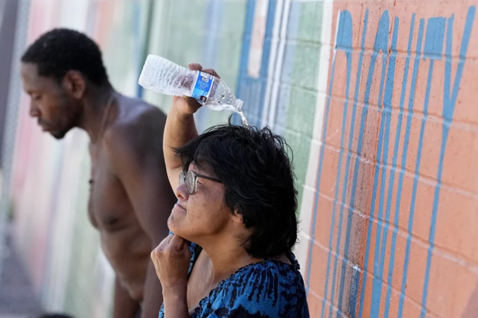 Habitantes del sur de EEUU tratan de protegerse del calor extremo