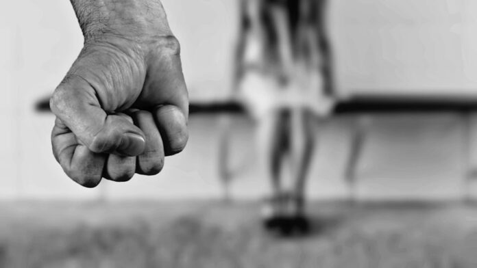 Apresan hombre acusado de violar a su hija menor de edad