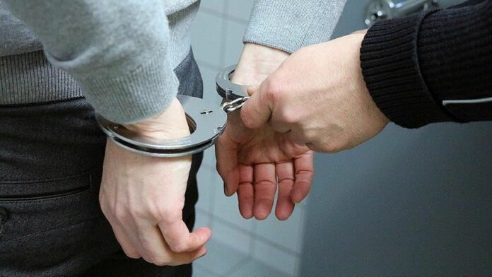 Arrestan a pasajero que amenazó con explotar un avión en EEUU porque «huía» de un cartel