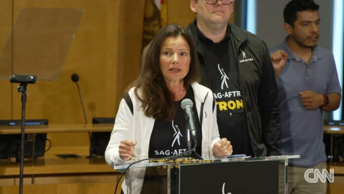 Así fue el discurso de Fran Drescher al declarar la huelga de actores y su respuesta las criticas