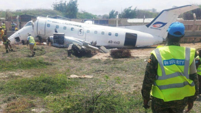 Avión de pasajeros sale de la pista y se estrella contra un muro en aeropuerto de Somalia