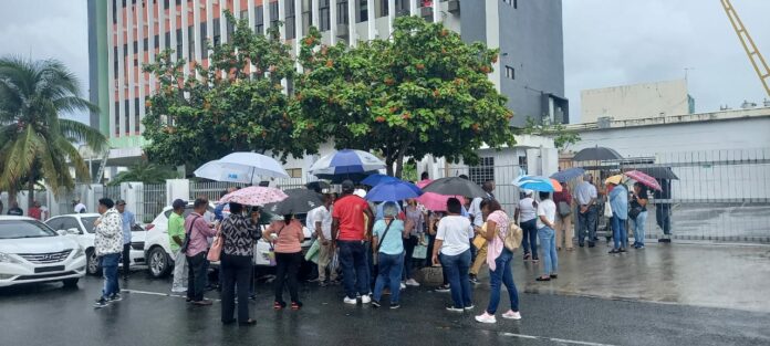 Bajo la lluvia, exempleados del CEA protestan por pagos de prestaciones