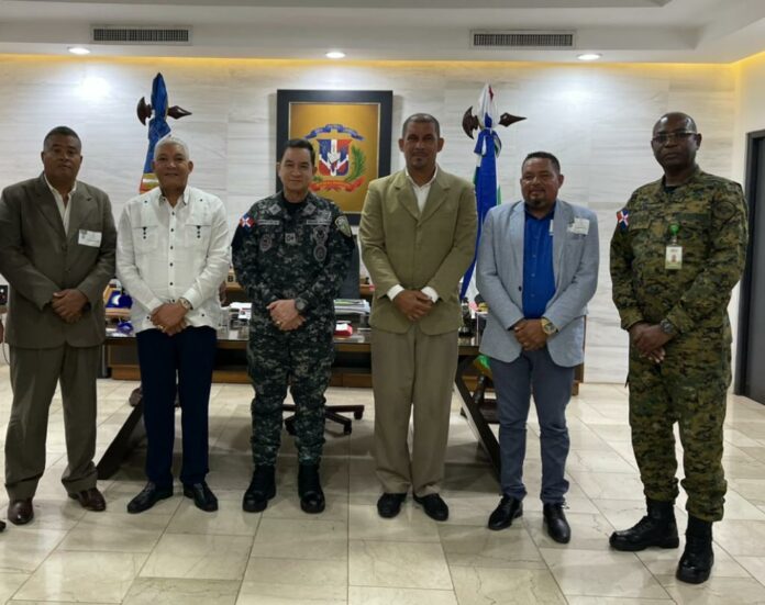 Director OMSA, comerciantes de Manoguayabo y director PN se reúnen; buscan fortalecer patrullaje en la zona