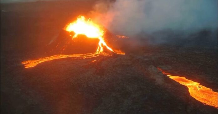Espectacular derrumbe del cráter del volcán islandés Fagradalsfjall