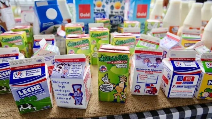 Exclusión de jugos en el menú escolar redujo ingesta de unos 9 millones de libras de azúcar en las escuelas