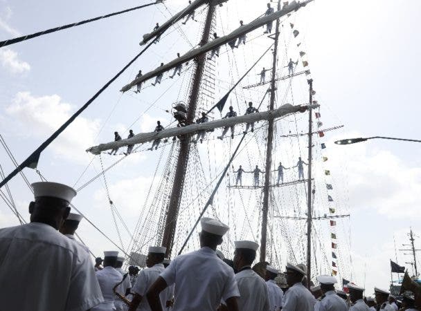 Guardiamarinos toman instrucción internacional 1 3 El Pais 07 1p02