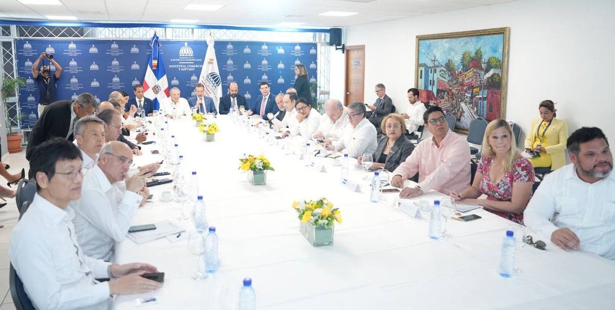 Ito Bisono expone a miembros del Cuerpo Diplomatico potencial de