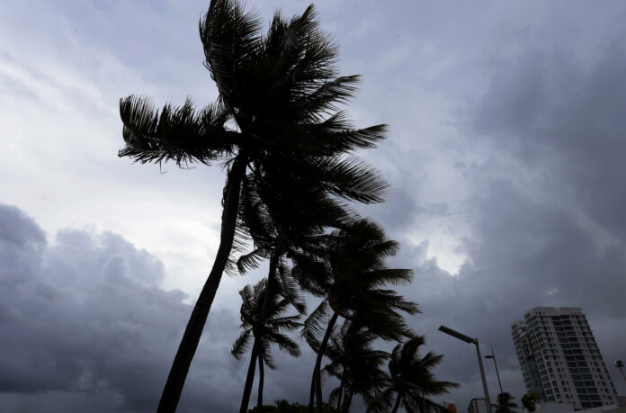 La tormenta subtropical Don se debilita en medio del Atlántico