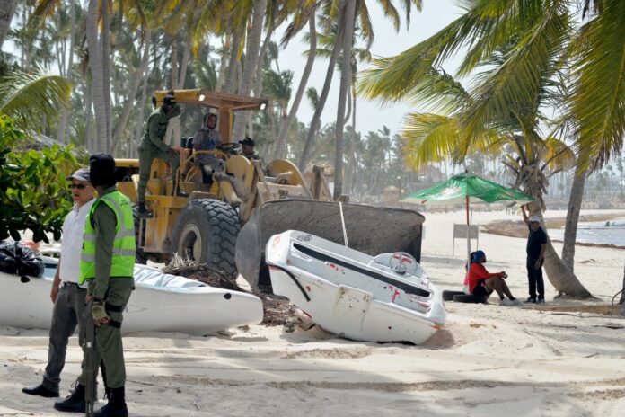 Medio Ambiente recupera espacios de la Playa Bibijagua ocupados por construcciones ilegales