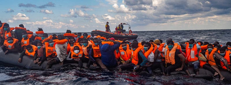 ONG Open Arms rescata en el Mediterráneo 200 inmigrantes de cuatro barcazas 2 Caja med