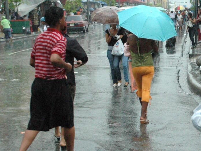 Onda tropical generará lluvias moderadas a fuertes sobre el país