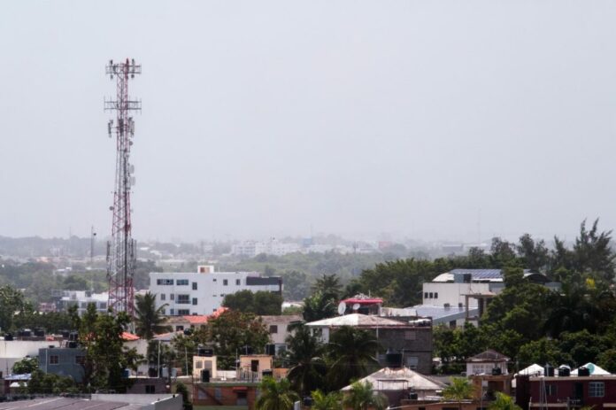 Polvo del Sahara arropa el Gran Santo Domingo y permanecerá todo el fin de semana 