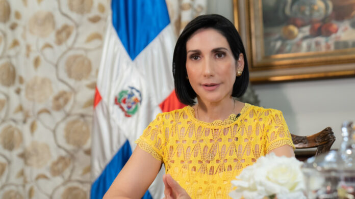 Raquel Arbaje exhorta a padres a involucrarse en la vida de sus hijos