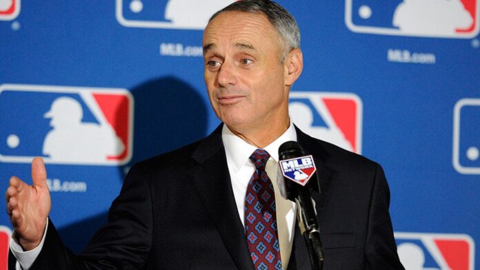 Rob Manfred seguirá como comisionado