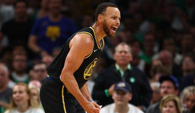 Stephen Curry: "Juego por la única razón de ganar un quinto anillo" 1 Stephen Curry celebra un canasto