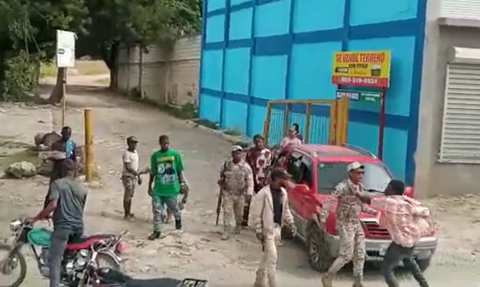 Video: Se registra incidente entre militares del Cesfront y haitiano en comunidad de Elías Piña