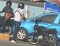 1692735435 65 Al estilo de la lucha libre dos hombres se van