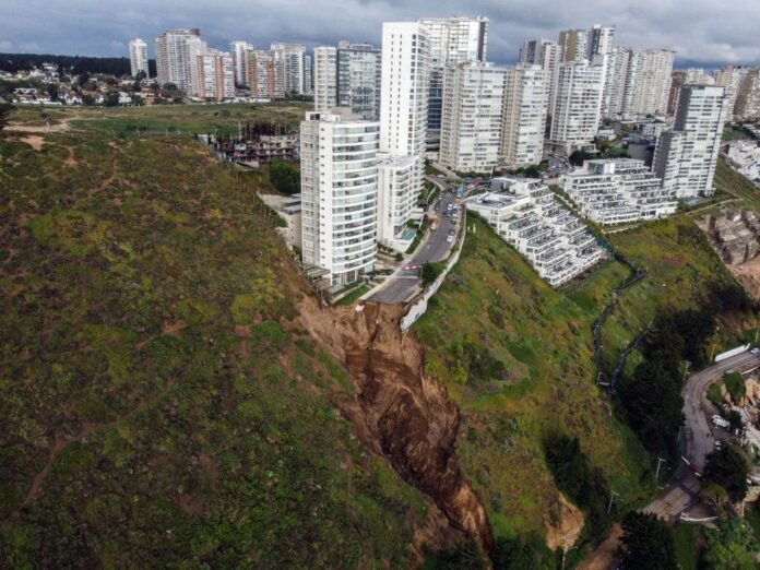 ¡De terror! Edificio al borde del derrumbe obliga a 25 personas a evacuar