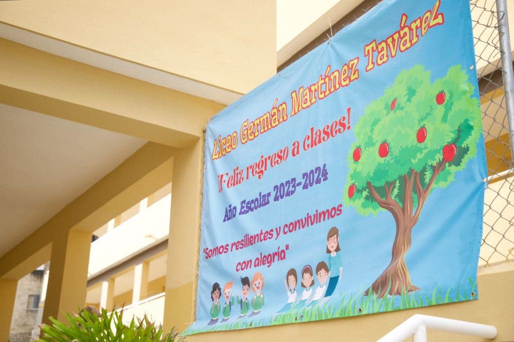 1693262888 338 Abinader anuncia mas de 200 autobuses para transporte escolar en