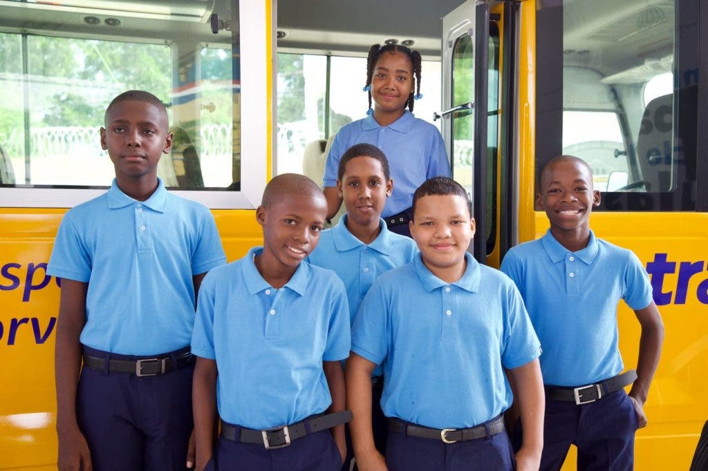 1693262888 460 Abinader anuncia mas de 200 autobuses para transporte escolar en