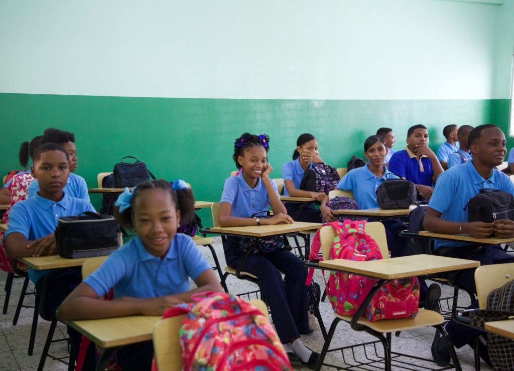 1693262888 738 Abinader anuncia mas de 200 autobuses para transporte escolar en