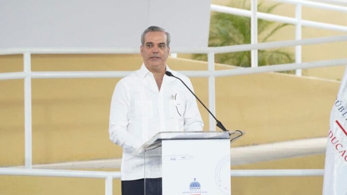 Abinader anuncia más de 200 autobuses para transporte escolar en el GSD