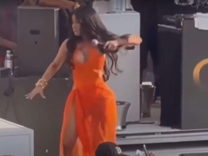 Cardi B será investigada por lanzarle el micrófono a una fanática durante un concierto