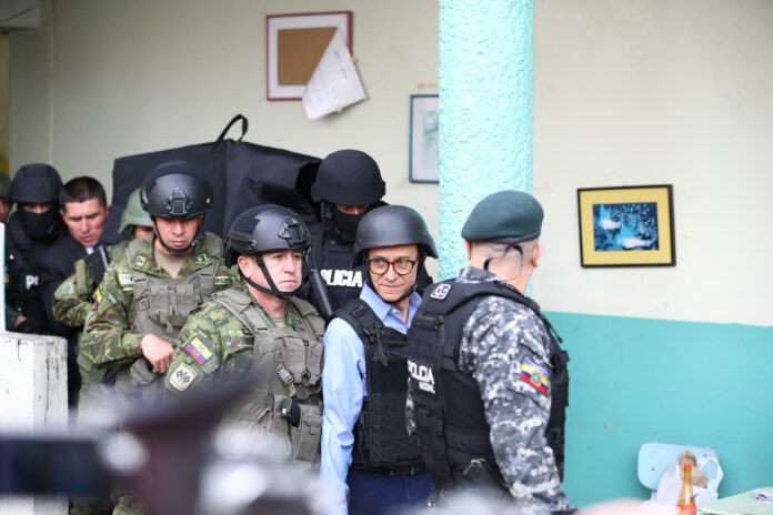 Christian Zurita, candidato a la presidencia de Ecuador, acude a las urnas con chaleco antibalas