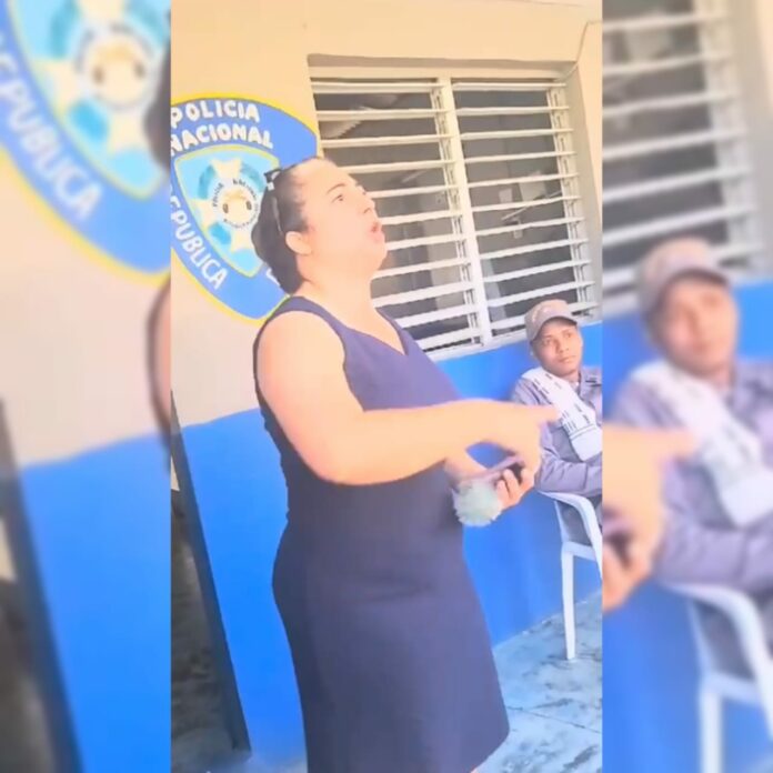 Directora de la junta distrital de Guayabal agrede Policía en Santiago