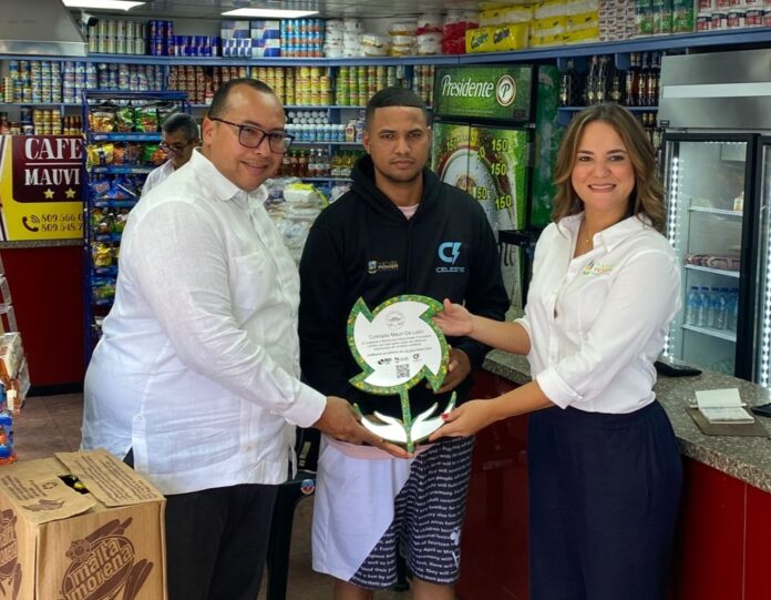 Dueños de colmados reciben certificados por buenas prácticas ambientales en Santo Domingo