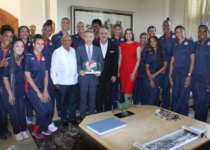 Embajador de China en RD recibe complacido a las Reinas del Caribe