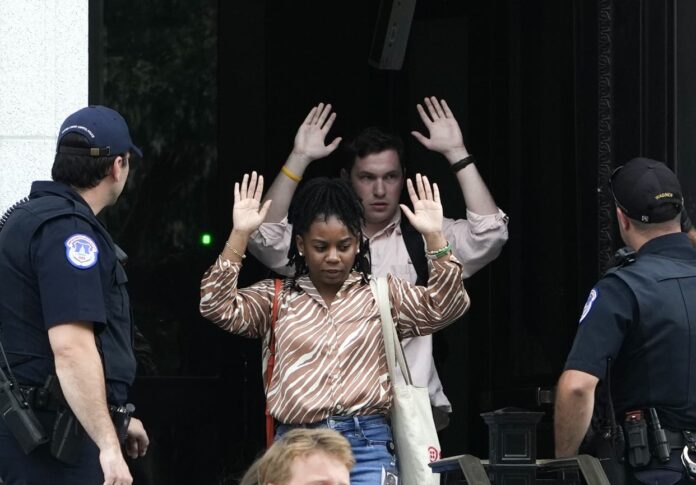 Evacúan y registran Senado de EEUU por falsa alarma  tiroteo