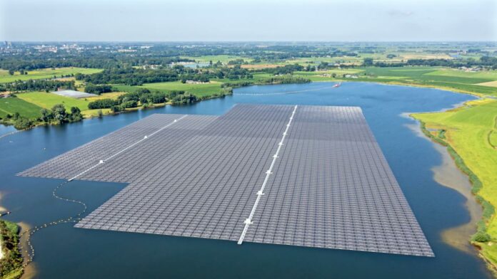 Evalúan costos y beneficios de instalar paneles solares flotantes en los embalses del país