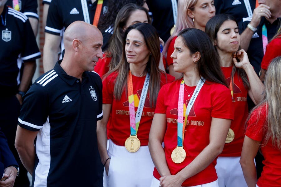 El presidente de Real Federación Española de Fútbol (RFEF), Luis Rubiales (i), durante la recepción del Presidente del Gobierno a la selección. EFE/ Juan Carlos Hidalgo