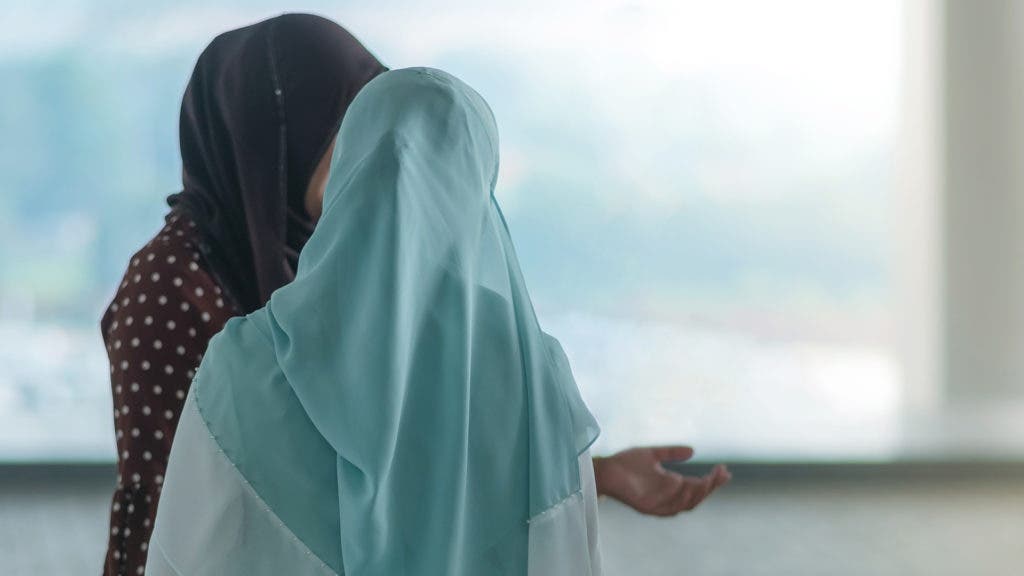 Francia prohíbe en las escuelas la abaya, túnica usada por musulmanas