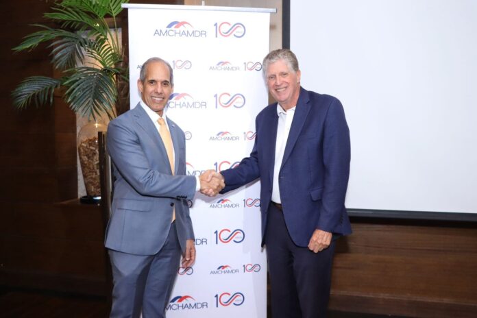 Gobernador de Rhode Island y AMCHAMDR buscan fortalecer relaciones bilaterales