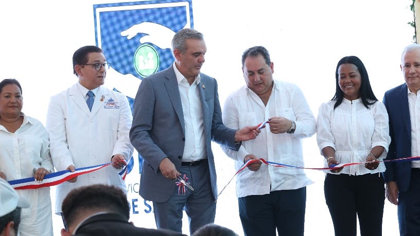 Inicia hospital con poca gente inauguran centro
