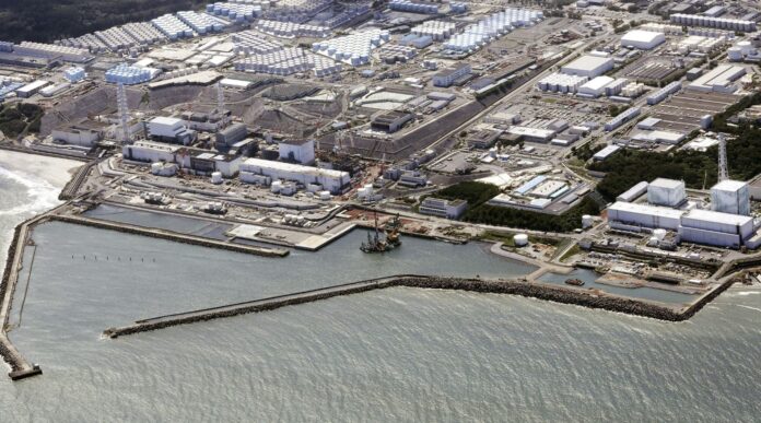 Japón comienza a verter agua contaminada Pacífico