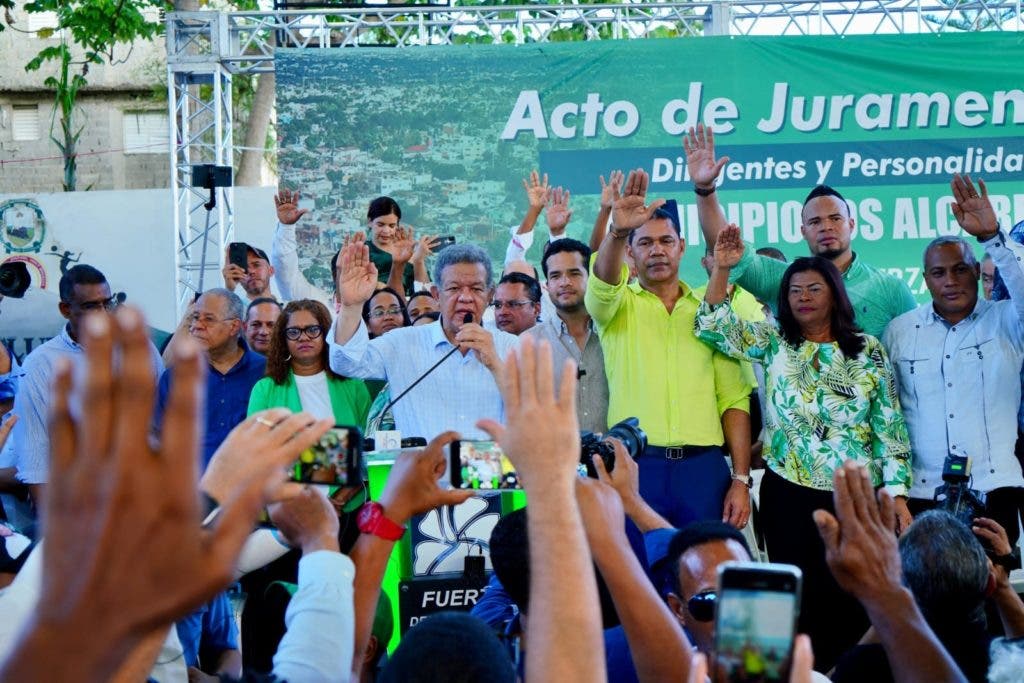 Leonel Fernandez Preparen sus maletas porque en el 24 se