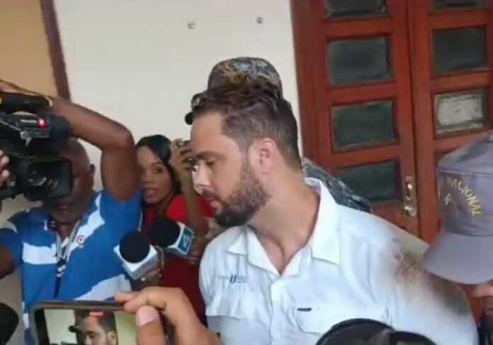 Momento en que trasladan al cubano bofeteó agente Digesett a sala de audiencias Fiscalía DN