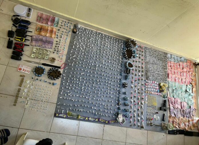 Ocupan drogas, arma de fuego y dinero durante allanamientos a casas y negocios