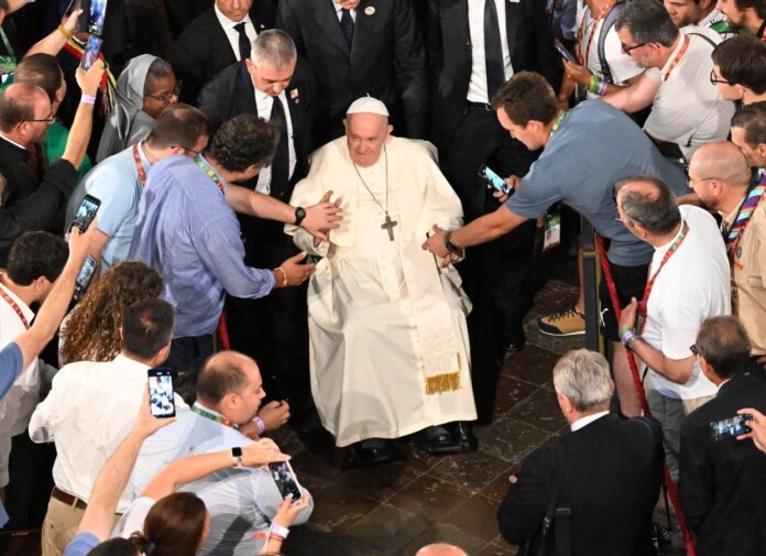 Papa Francisco truena contra abusos sexuales al llegar Portugal