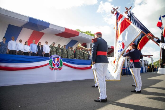 Presidente encabeza desfile militar-policial con motivo 160 aniversario de la Restauración