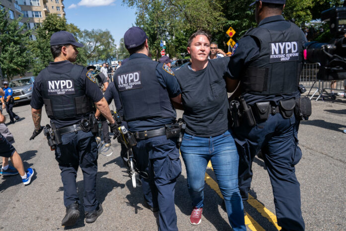 Protesta frente a la mansión del alcalde de NY debido a la crisis migratoria