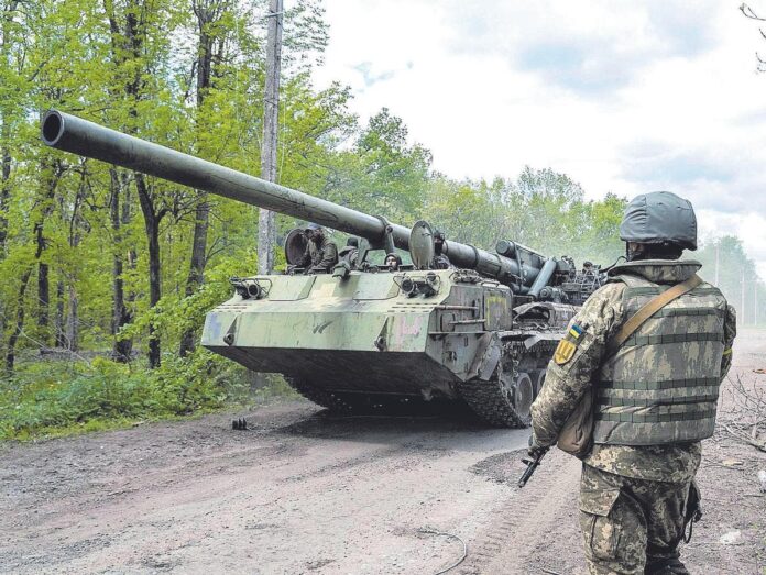 Rusia intensifica los bombardeos noreste y Ucrania avanza en el sur