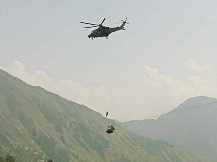 Terribles momentos vivieron 8 personas al quedar atrapados en un teleférico en Pakistán