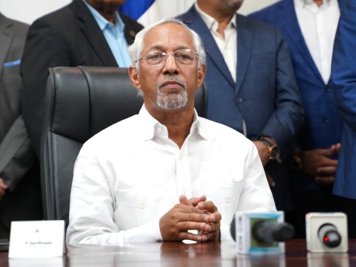 Ministro de Educación dice errores en algunos libros de texto son «peccata minuta»