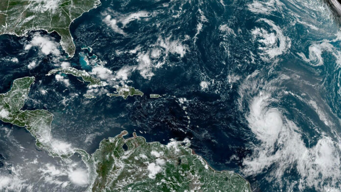 Lee se convirtió en un devastador huracán de categoría 5 mientras se acerca al este del Caribe