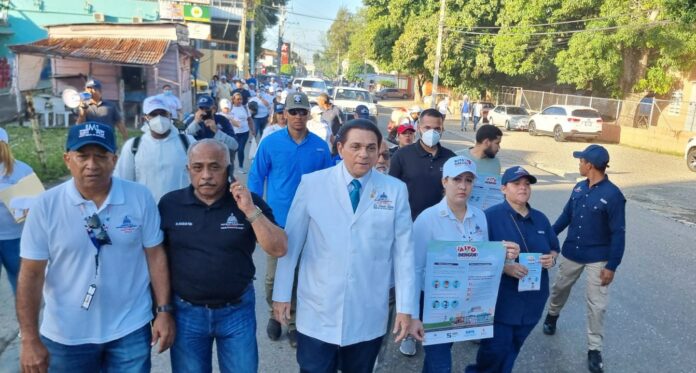 Ministro de Salud Pública encabeza jornada contra el dengue en Santiago