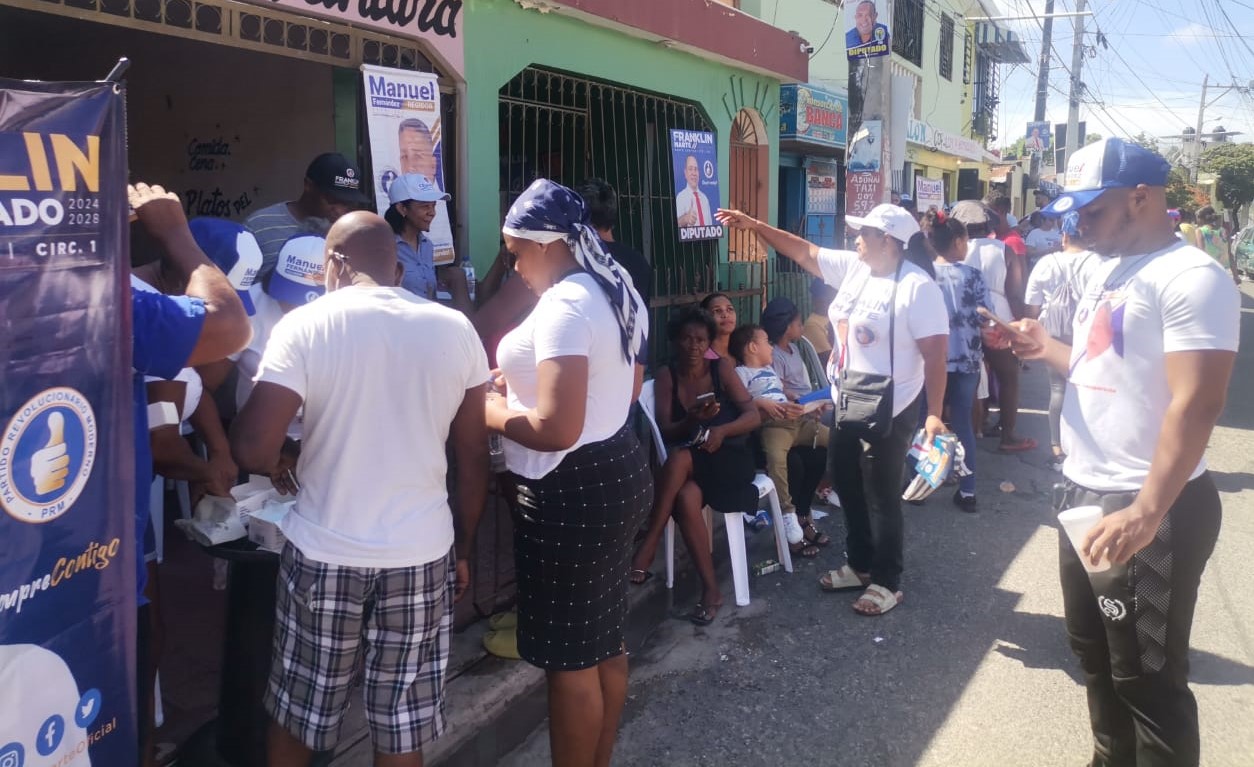 1694391860 600 Precandidato a diputado realiza operativo medico en Villa Faro